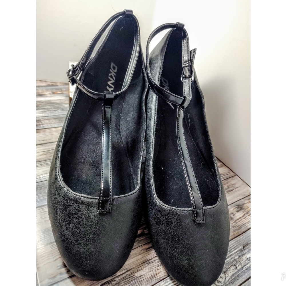 DKNY Tabby Flat